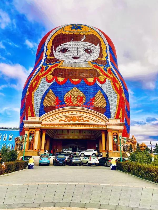 1月4日内蒙古呼伦贝尔，多名网友称满洲里一套娃主题酒店风格诡异，极具视觉冲击。酒