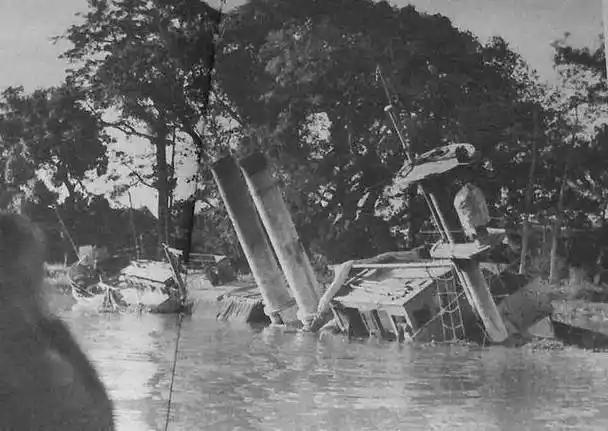 1941年，少尉排长深夜，潜伏在水中，到长江布雷，突然左臂被咬一口传来钻心剧痛，