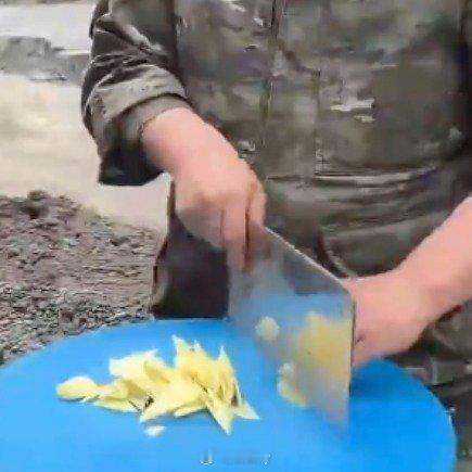 解放军在吉隆口岸救援现场架起炉灶一顿饭，一份力量，一份担当。[good]  ​​