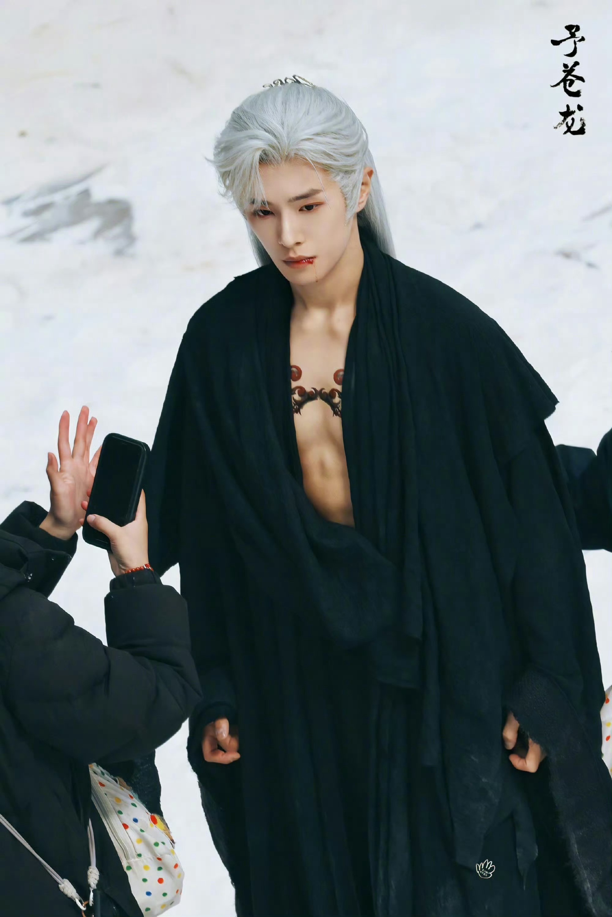 李汶翰李汶翰路透白发深V有那范儿了，李哥