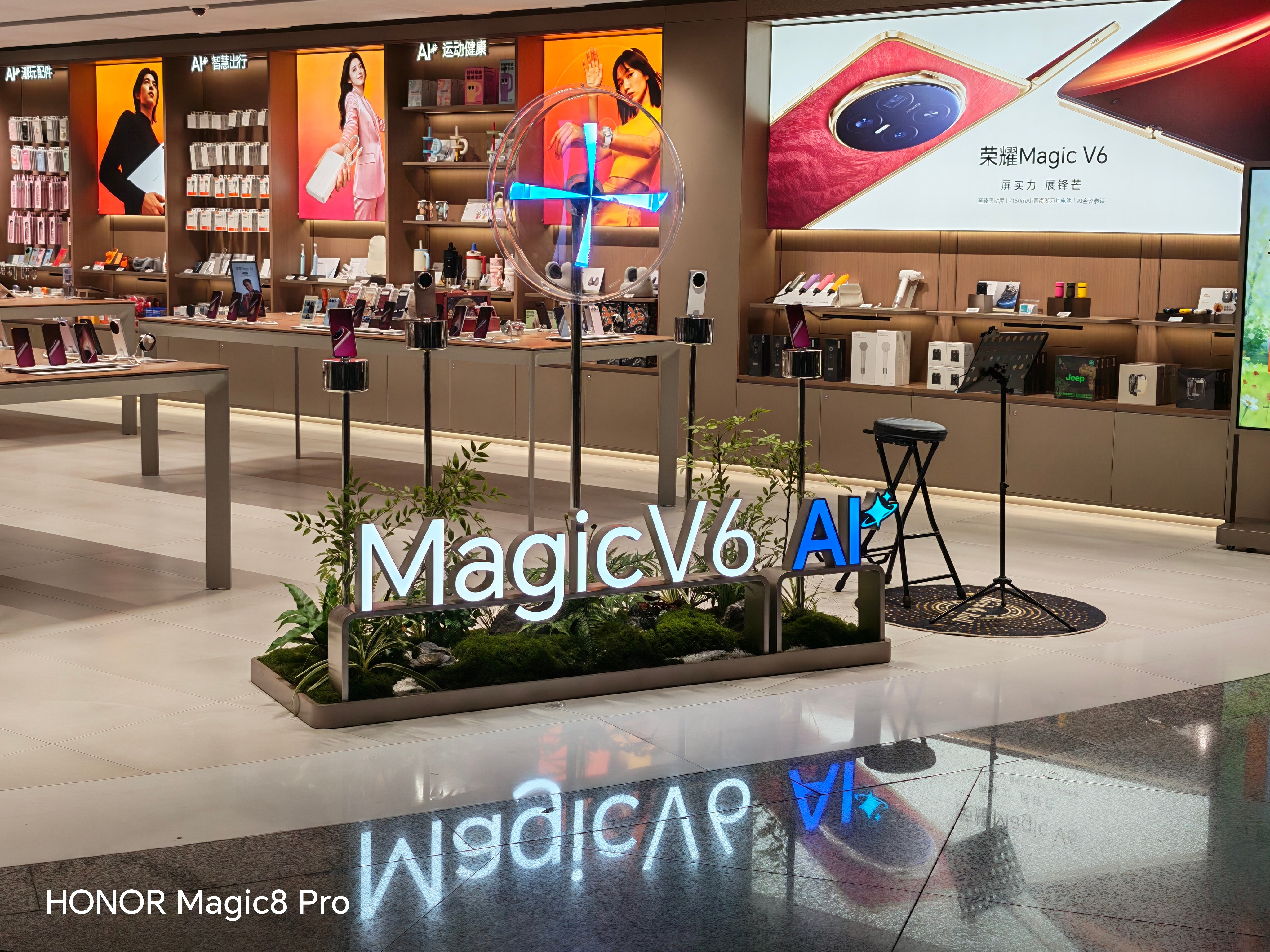 深圳机场的荣耀店铺，外立面陈列蛮有意思的，内嵌展示柜强调荣耀的多端协同能力，正门