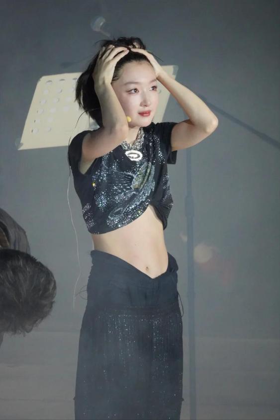 离谱到家！三金满贯影后，竟栽在了话剧舞台上，堪称今夏娱乐圈最离谱舞台事故。

阿