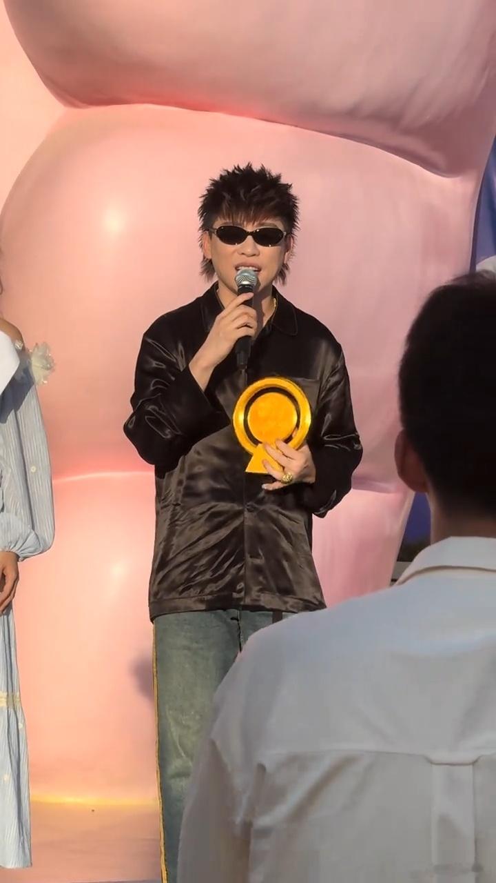胡彦斌与粉丝合唱你要的全拿走最动人的现场莫过于双向合唱，胡彦斌温柔带动全场，粉丝