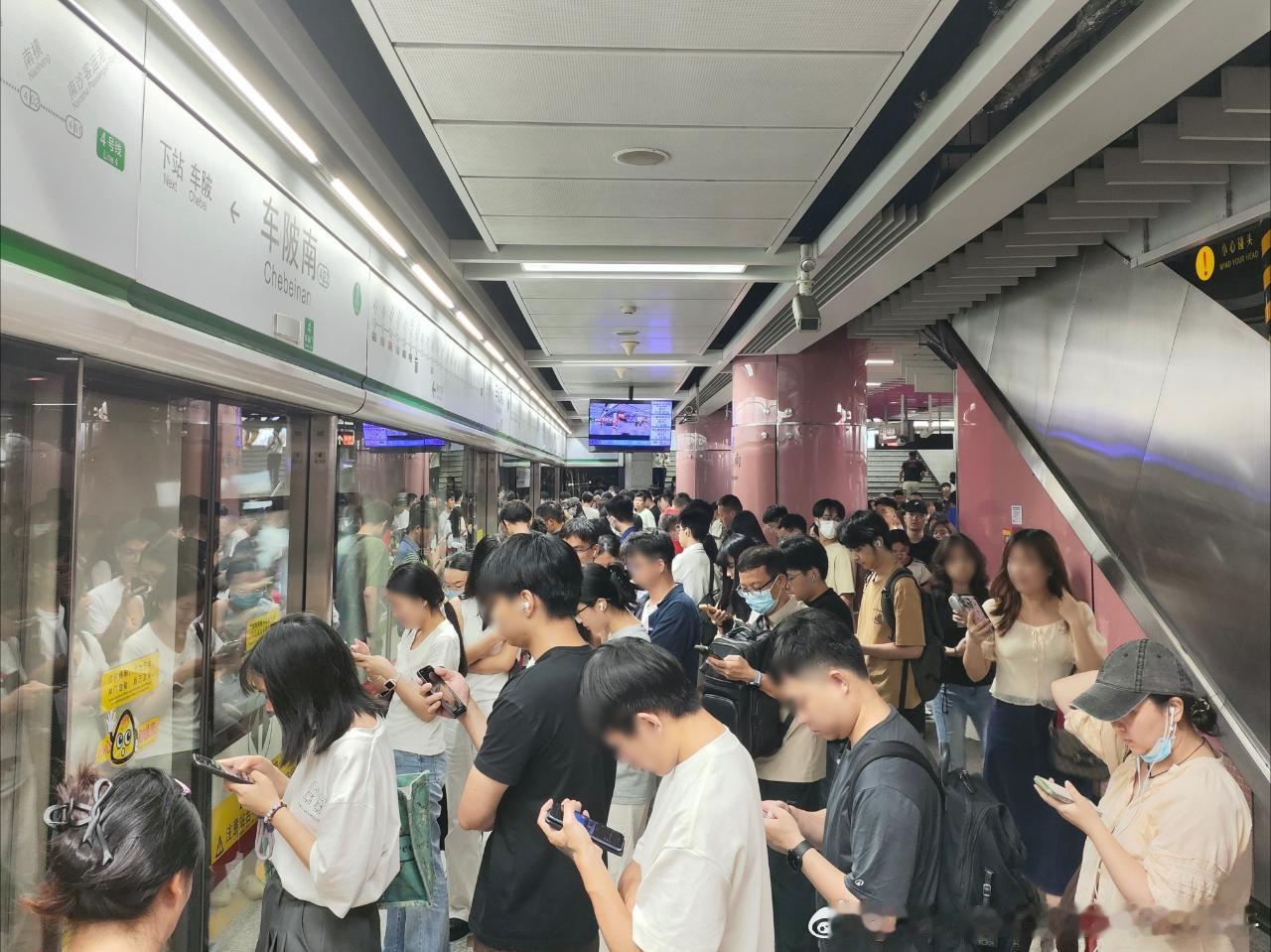 广州地铁网友：2026年6月30日（周二，广州阴转小雨，26-33℃）广州地铁晚