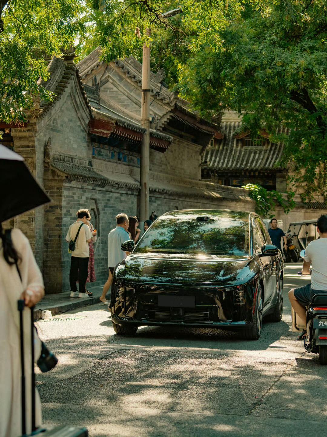 其实理想i8的这几款配色里，我最喜欢的就是它的黑武士配色，因为这台车的外观设计本