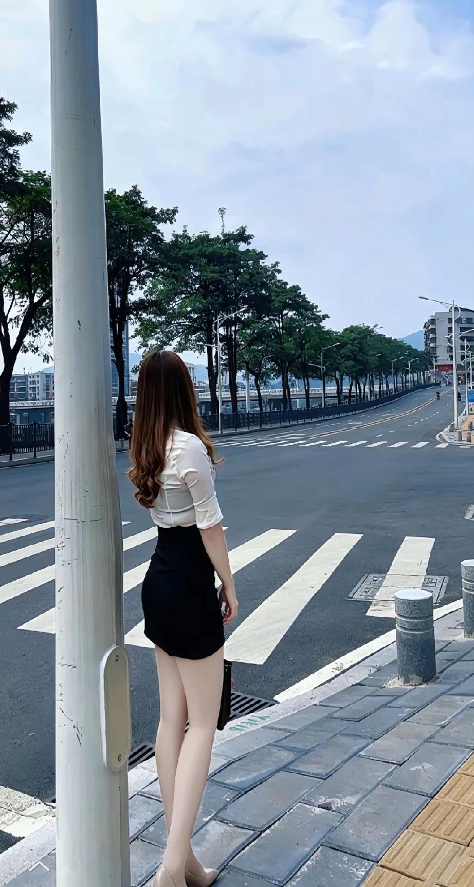 深情一文不值
薄情风生水起
真心喂了狗
余生自己走
热情被耗尽
温柔也归零
爱错