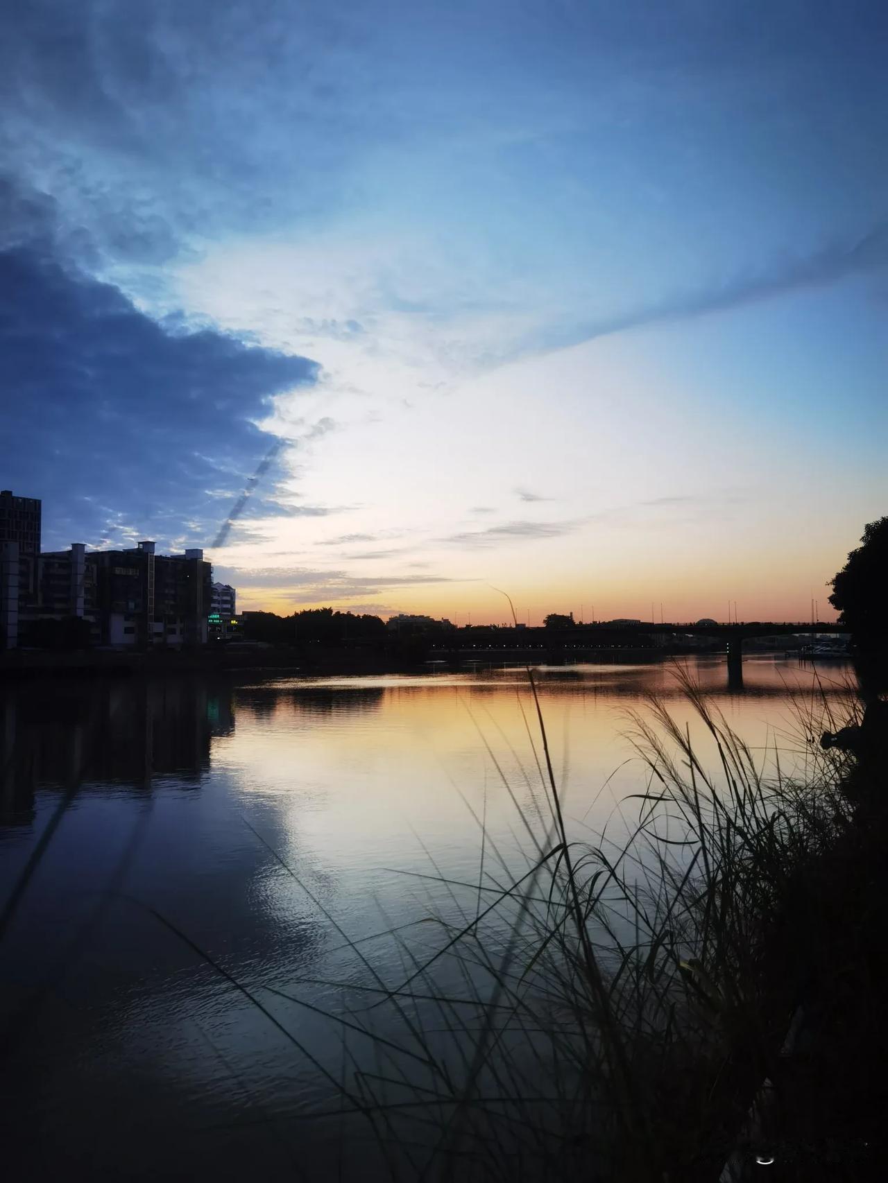 随手拍原创图片分享水彩画般的天空彩霞，水天相映成趣，分享给大家[比心]（2025