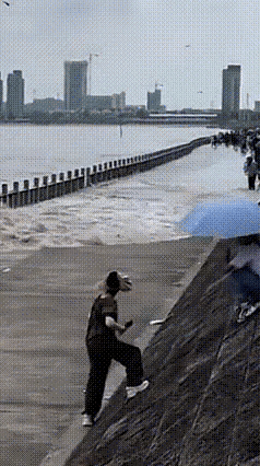 粪坑边打灯笼——找死[捂脸]