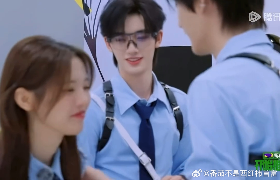 杨超越配合张凌赫周柯宇也就杨超越这么好配合！面对周柯宇与张凌赫的现场提议，主动配