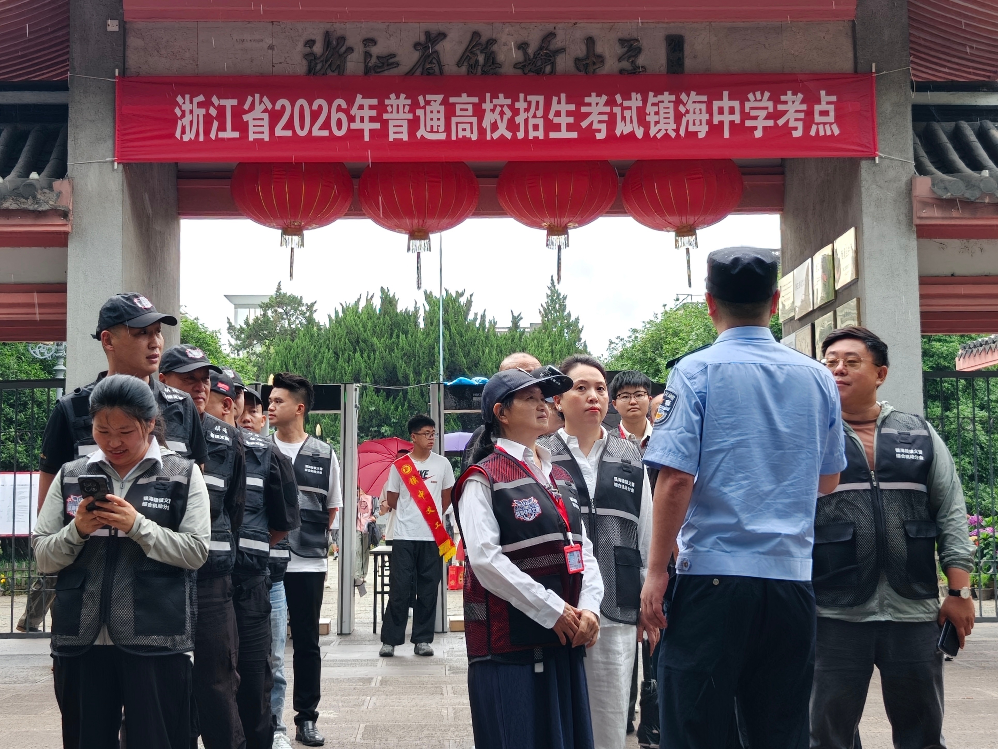 宁波镇海雄镇义警全力静音护航高考学子 6月8日下午，高考外语科目开考，听力考试对