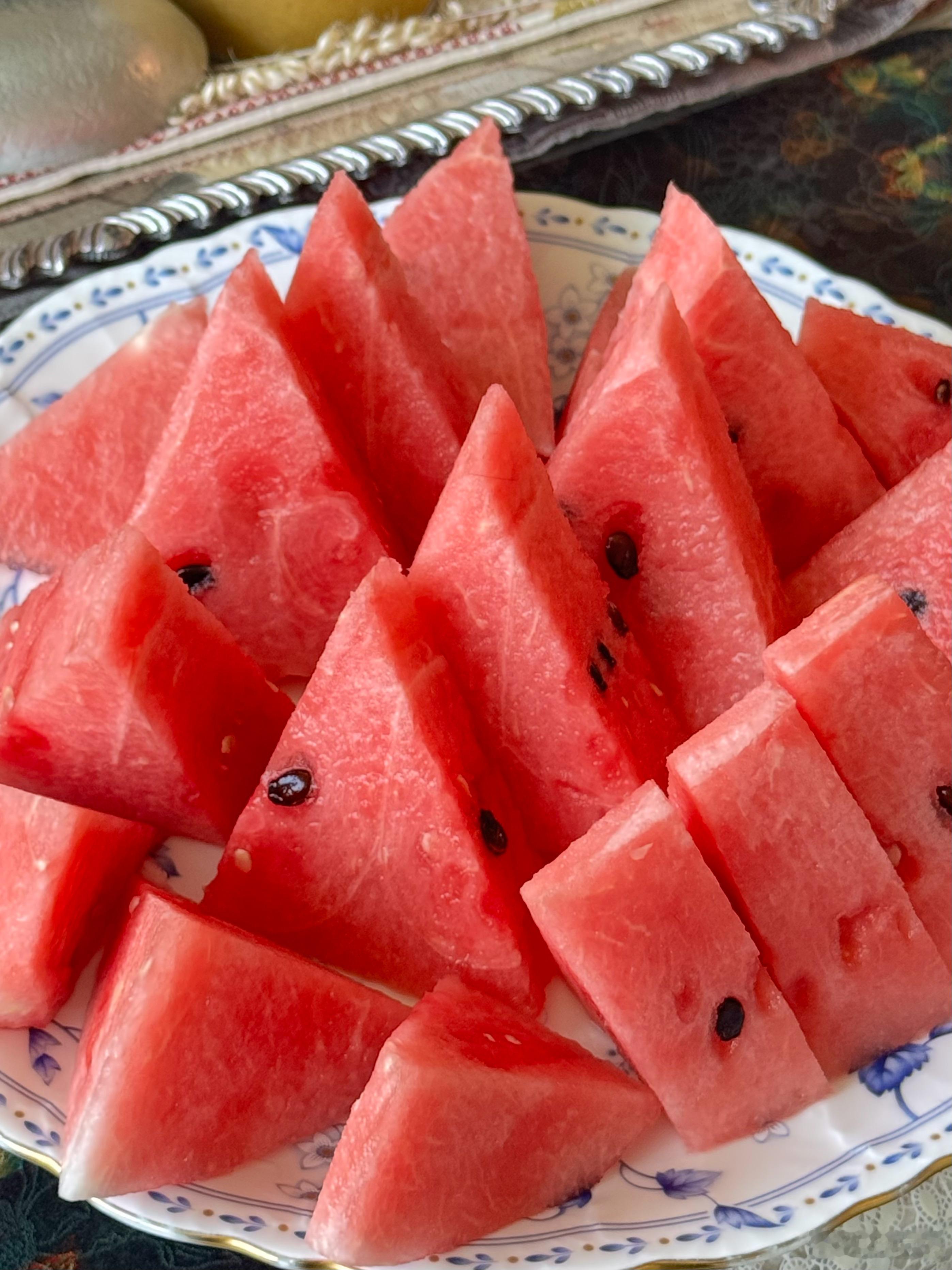 市面上西瓜早早上市。我推荐的南汇8424金奖头藤西瓜，立夏后一周，终于圆满。🍉