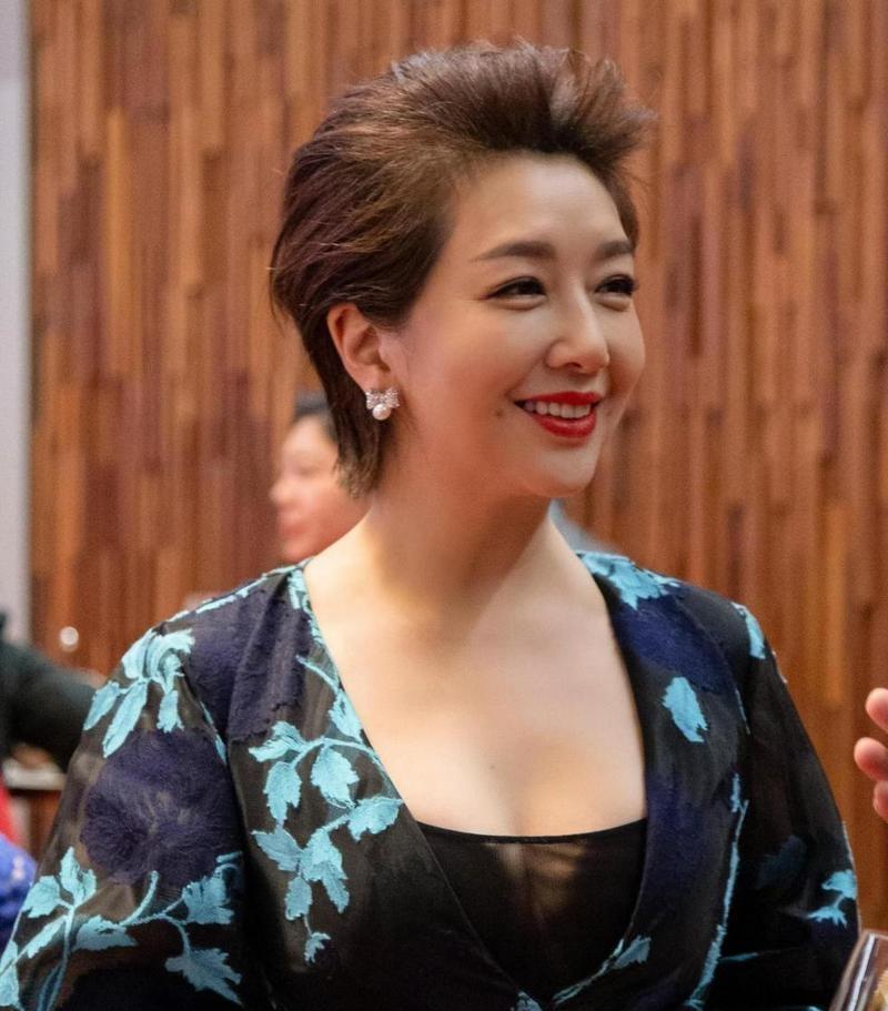 她保留中国国籍，却常年住在美国。
国内拍戏挣钱，国外安静生活——这套模式，被不少