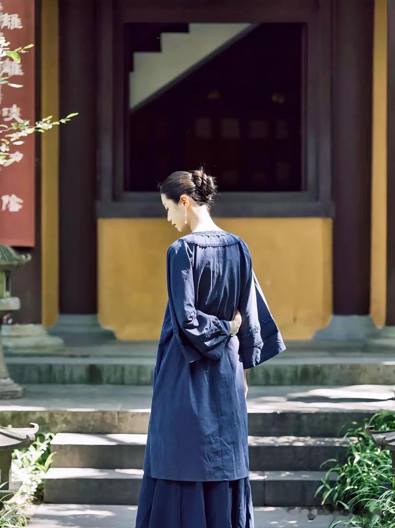 下联：淡淡落晖淡淡人
上联：有请雅士🌹🌹🌹