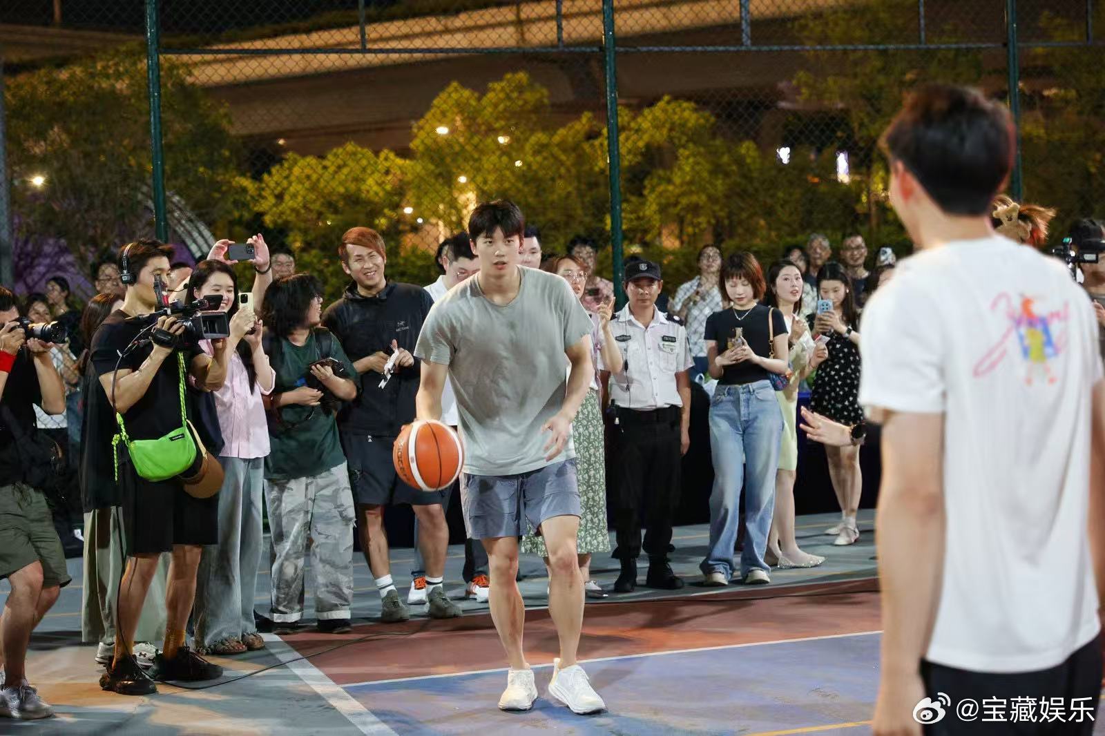 汪顺潘展乐傅园慧打篮球 看他们打球最大的感受就是专业运动员的运动神经确实发达，汪