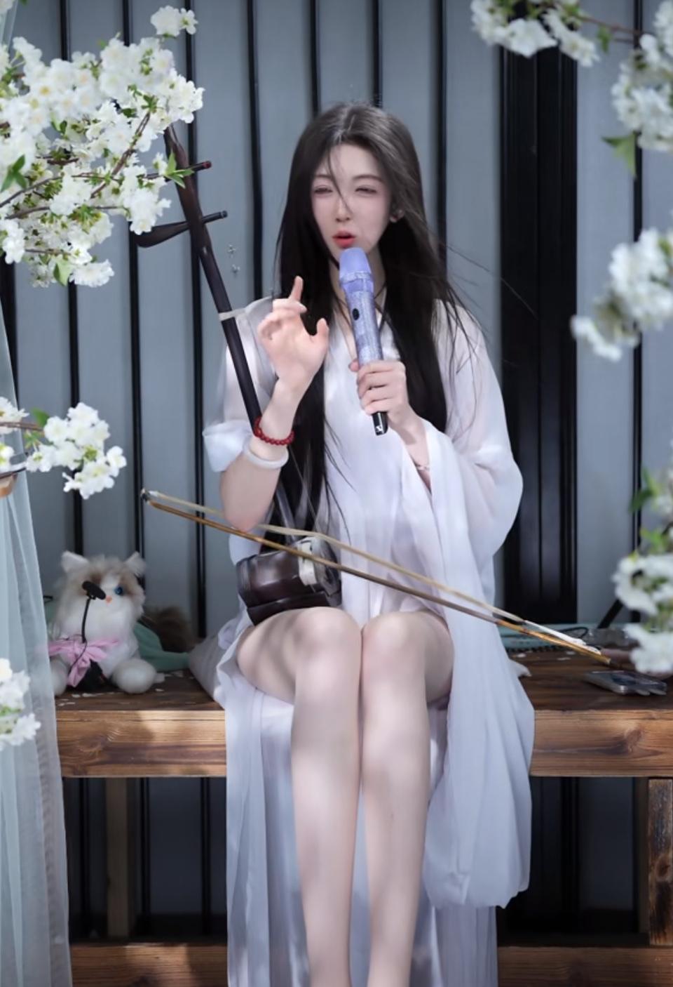 春日的世界宛如一幅绝美的古风画卷。漫步于花丛间，桃花似娇羞少女，粉腮含笑；杏花如