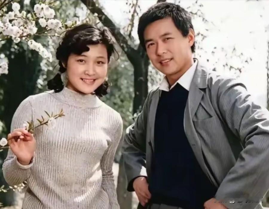1980 年的影坛，他俩因两部现象级电影而闪耀登场。
女演员凭借《小花》走红，成
