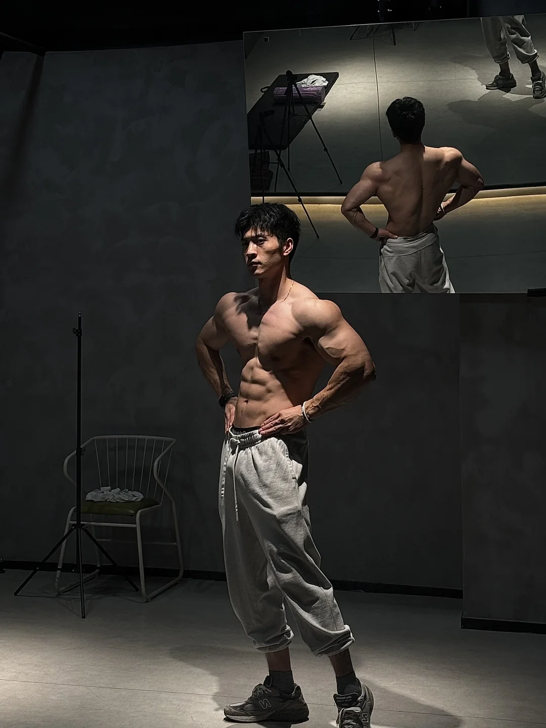 艾特出你的腹肌来碰一碰