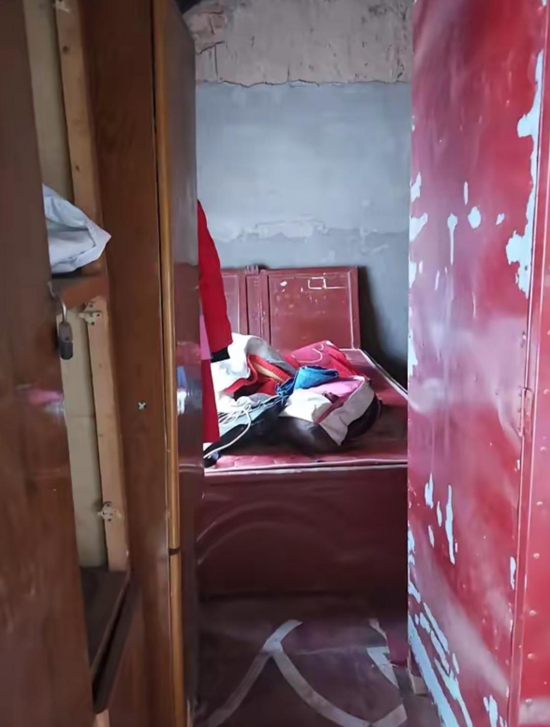 广东汕头一间不到40平米的出租屋里，有个女人每天凌晨3:30准时从隔壁男人的床上