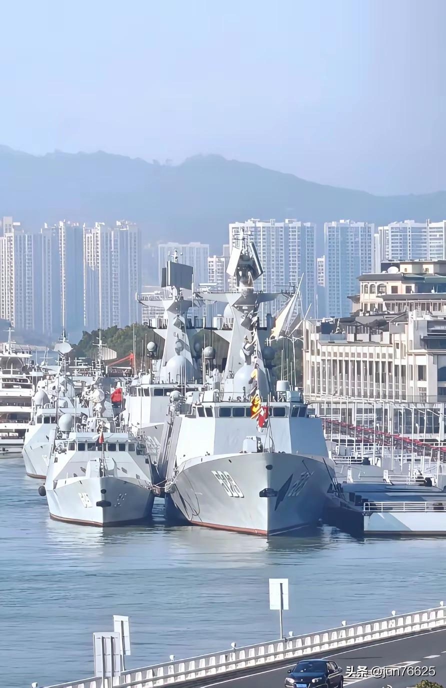 它们同框时：056A这样体量的护卫舰不会再发展了！
国外护卫舰有两个趋势。一个是