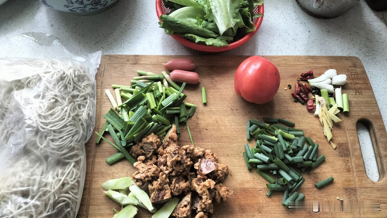 一个人的午饭，西红柿炝锅面，搞定！

食材有鲜面条、西红柿、脆皮肠、生菜、葱、蒜