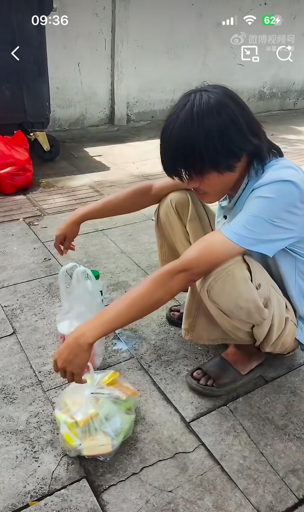 网友海南乐东偶遇一二十岁小伙在垃圾堆捡吃的，看着心酸。据小伙自己介绍，他父母离婚