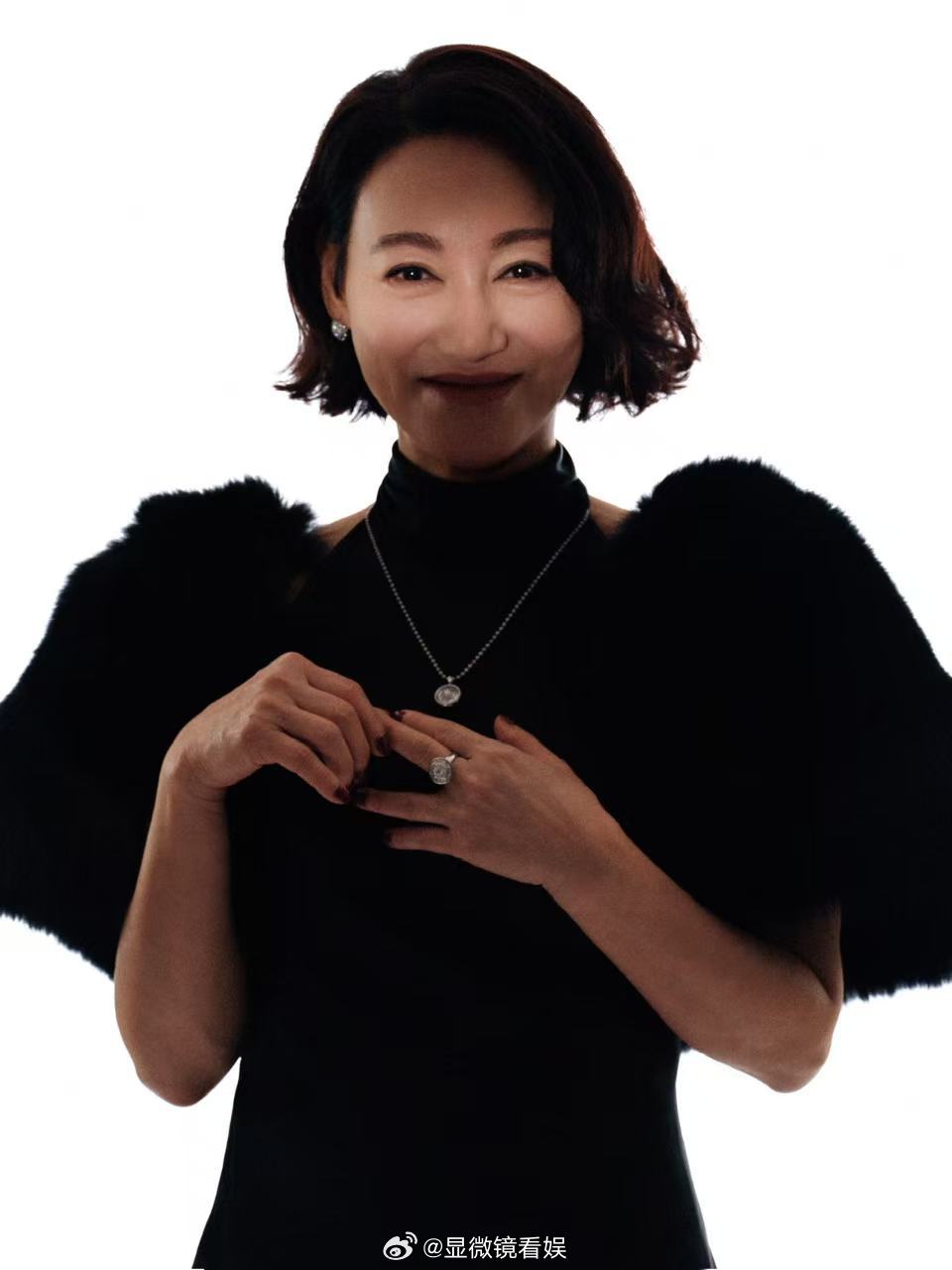 惠英红回港风女大佬舒适区逛逛黑裙+斗篷+复古卷发，优雅与霸气一键切换，惠英红一秒