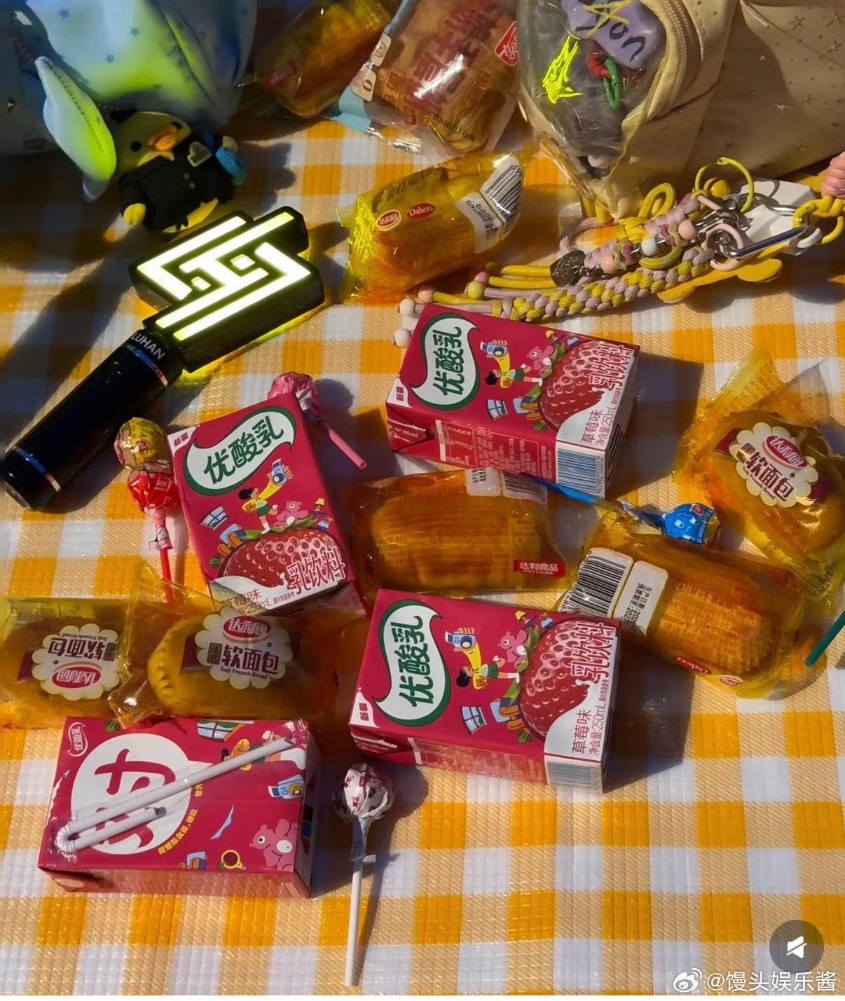 鹿晗排练给粉丝的早餐优酸乳、mini小面包、棒棒糖，粉丝图什么