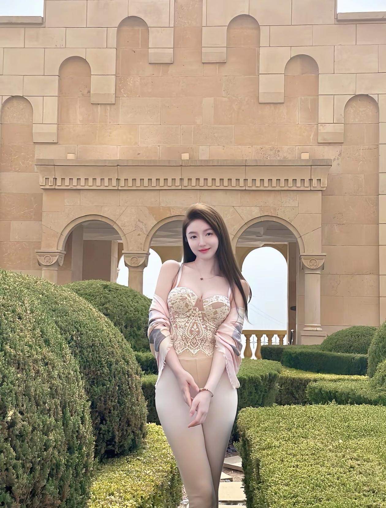 优雅宫廷风，精致蕾丝裙，花园中漫步，尽显高贵气质。