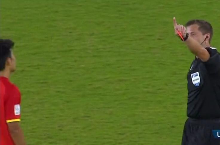 无法理解越南球员的愤怒从何而来！竟然死球状态下挥拳打人，这是有多大的怒气才能做出