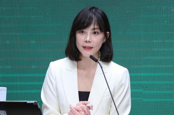 台“行政院”发表声明，
 
4月16日，针对大陆再次呼吁台方尽快全面恢复两岸客运