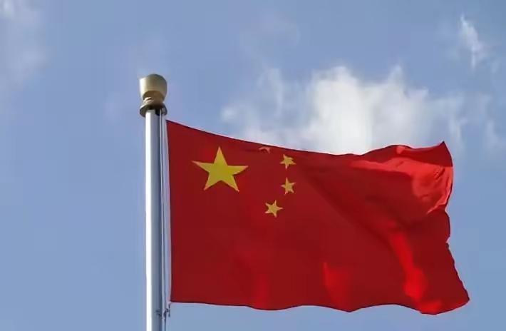 认怂就是认怂，
别拿格局当遮羞布，
这玩意儿最容易麻痹人的心智 
​这帮人是真看