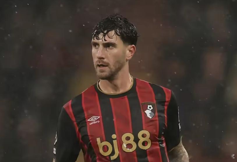 据知名足球记者大卫:奥恩斯坦报道，托特纳姆热刺正在与伯恩茅斯后卫进行深入谈判，但