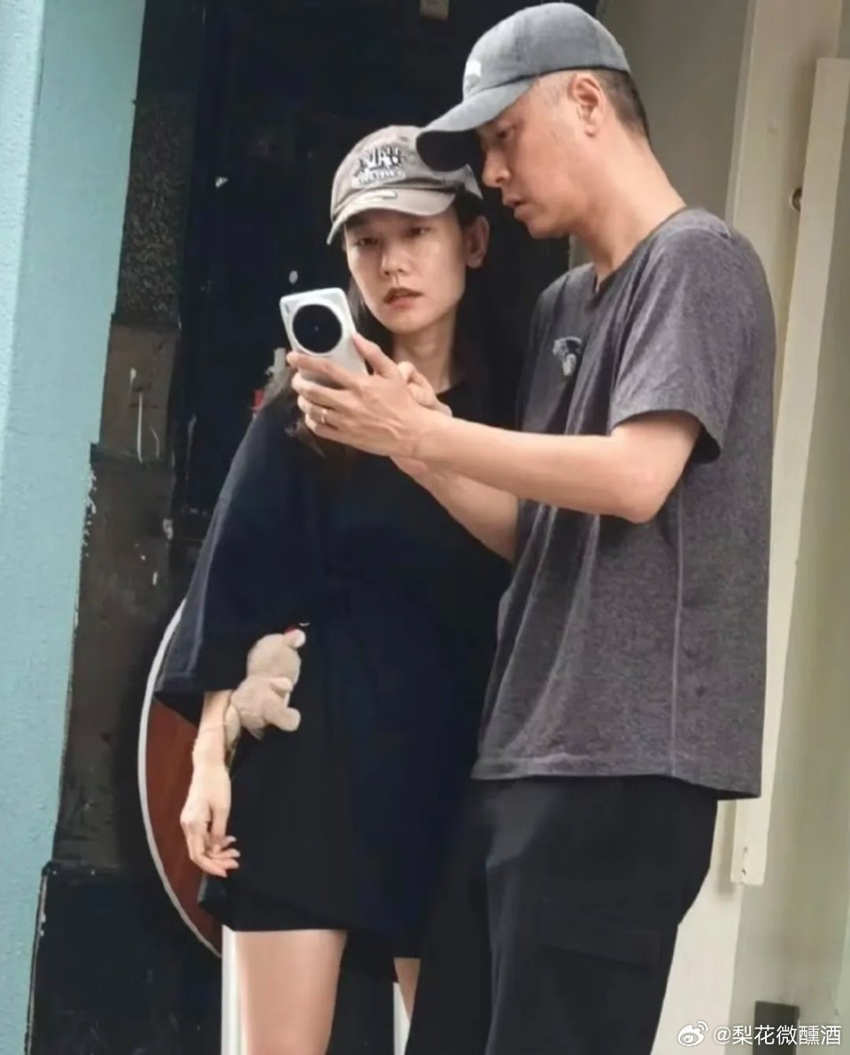 任重和老婆在重庆看演唱会，两口子坐在内场前排说说笑笑十分开心，41岁孙骁骁紧挨着