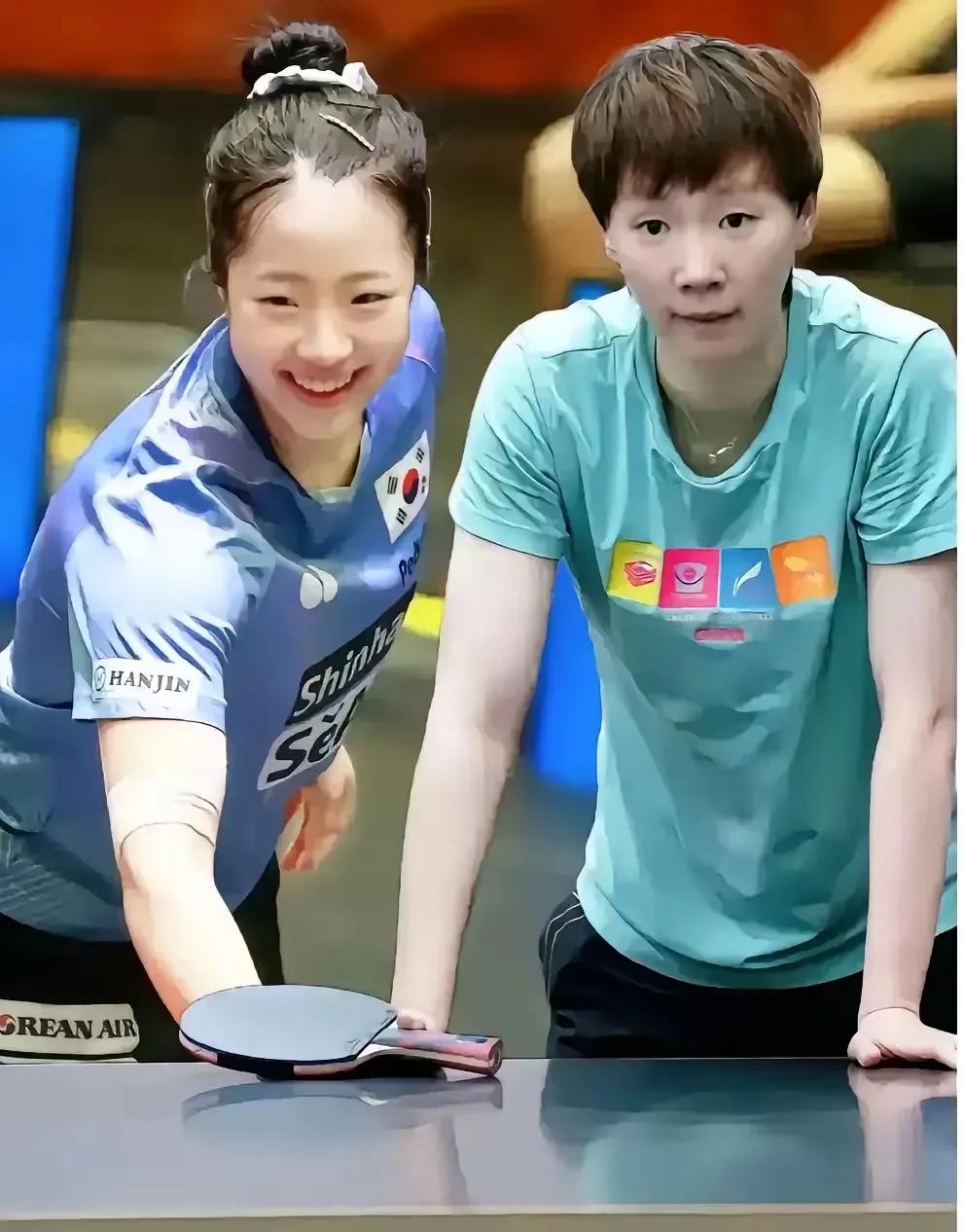 王曼昱与申裕斌谁的颜值更高？看了王曼昱与申裕斌的合影，感到两人各有特点，颜值都还