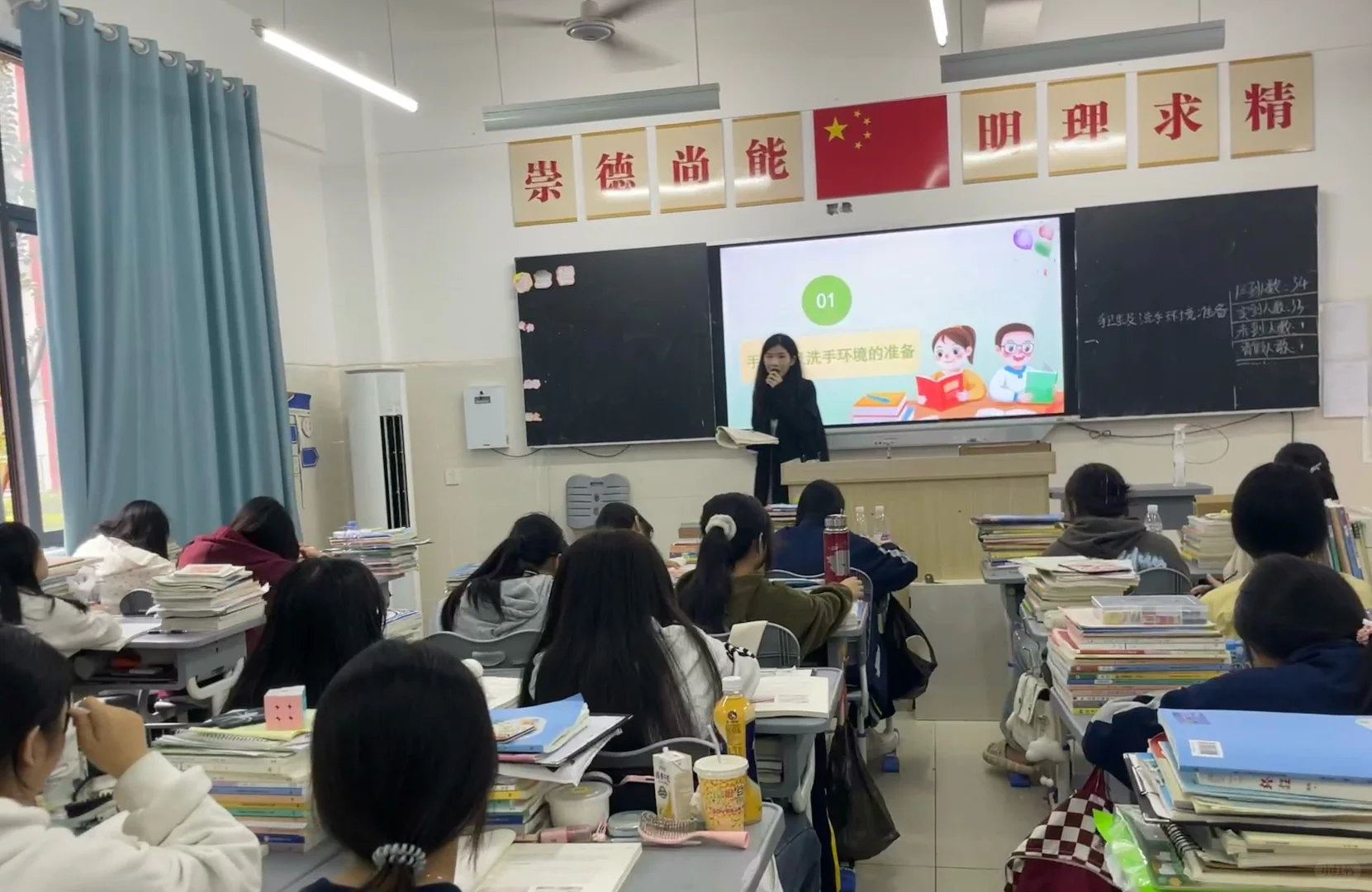 站在老师身后的除了她们自己以外空无一人