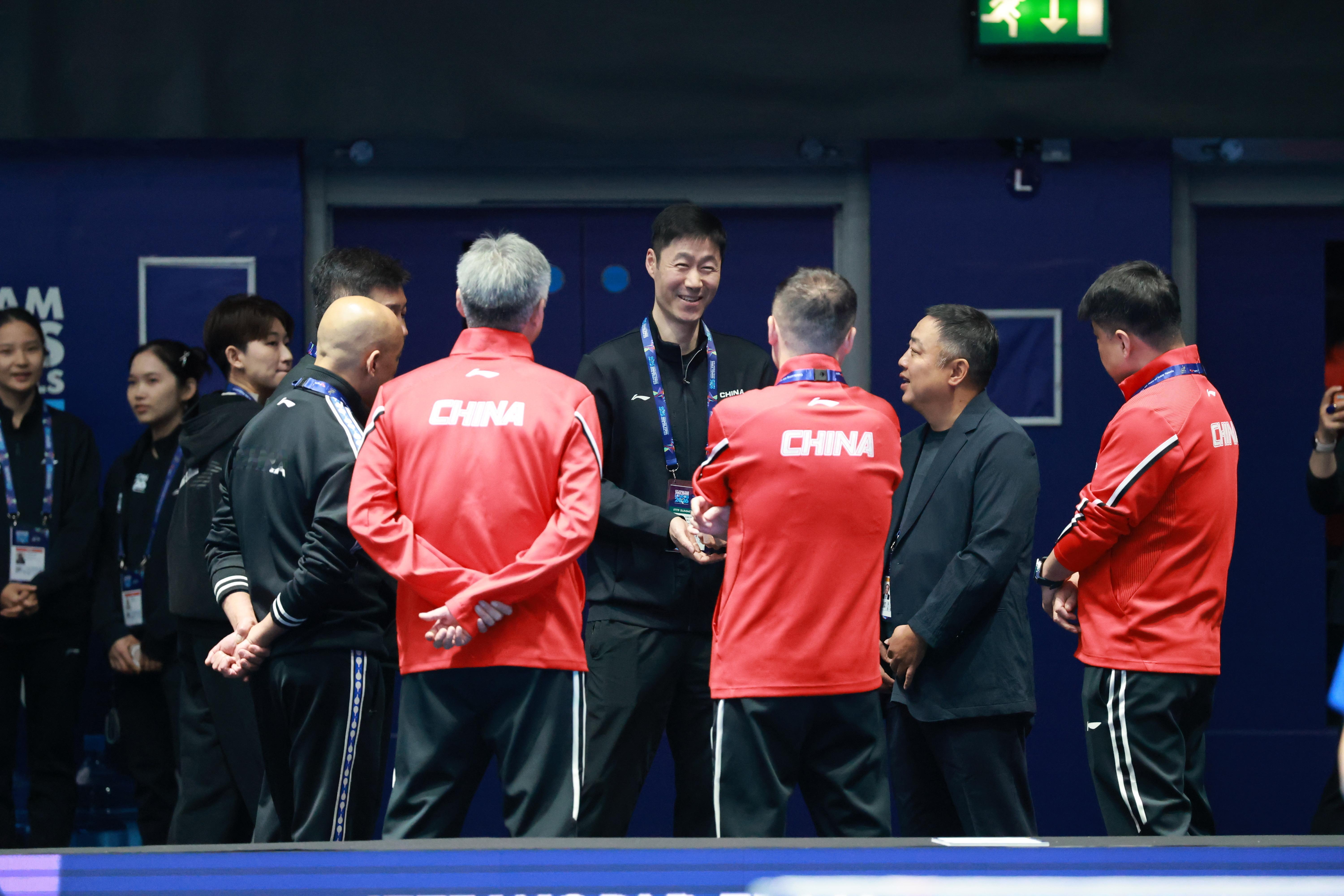 刘国梁、王励勤抵达伦敦 