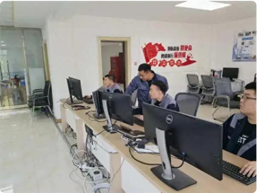 东北人扛不住了。

10月10日，哈尔滨全市正式开栓供热，比往年足足提前10天。