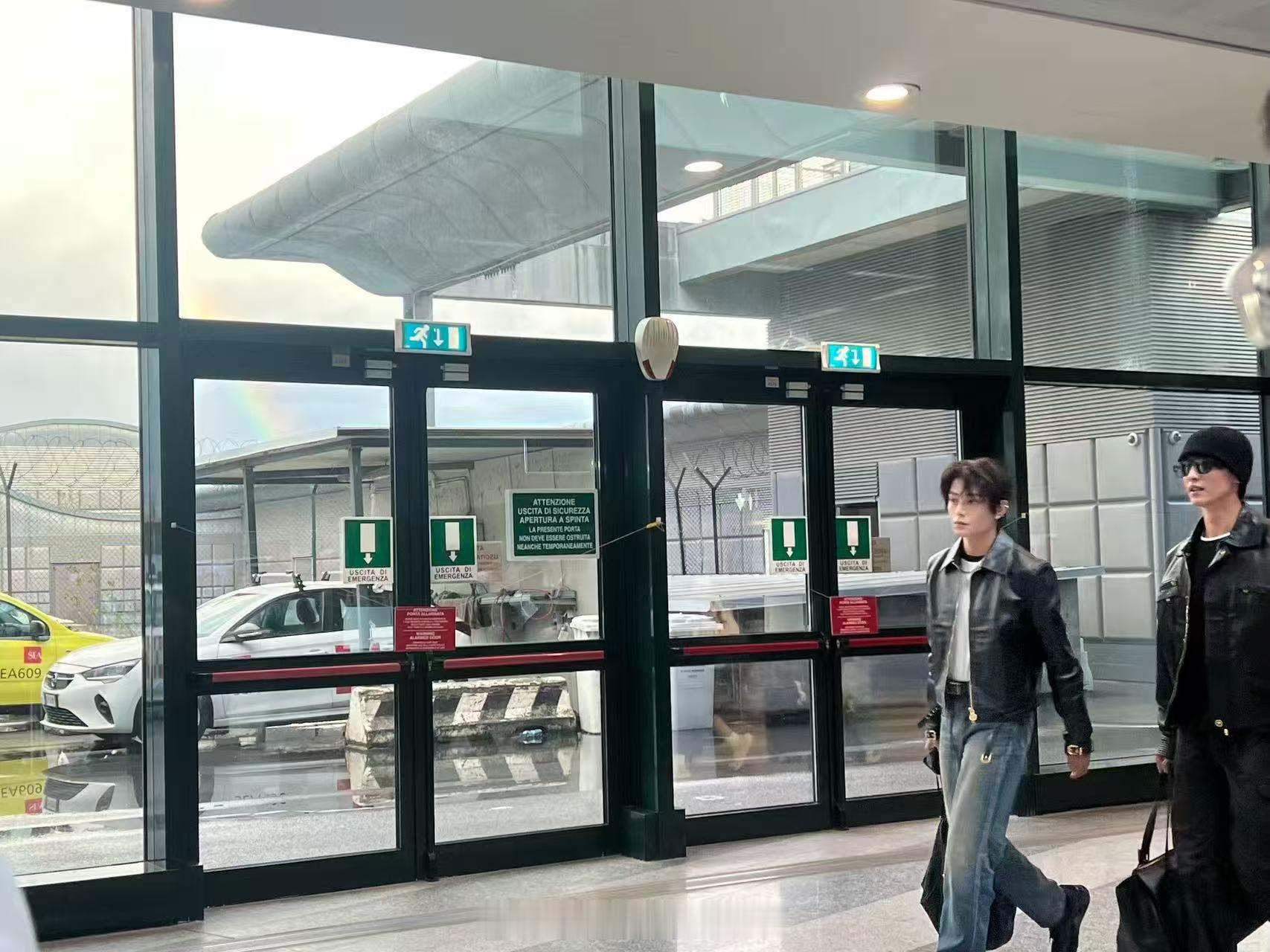 米兰时装周范思哲男明星路透来了，究竟谁才是代言人啊？[疑问] ​​​