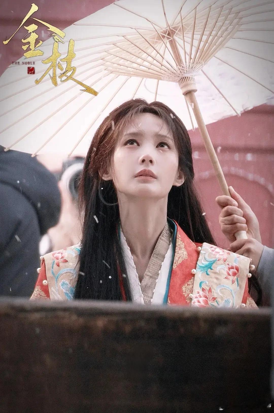 这张图里的李一桐真神了她真的特别适合那种带着破碎感又骨子里倔强的角色。 