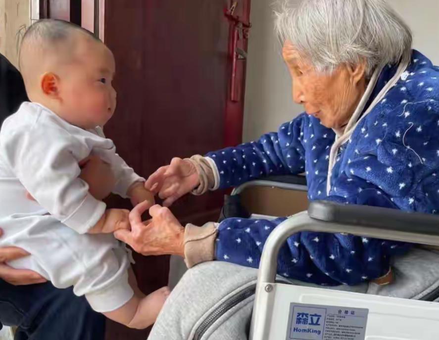 这孩子几世修的福！
爸爸去世，妈妈离家。12岁女孩深夜捡瓶子，把4岁妹妹养得像一