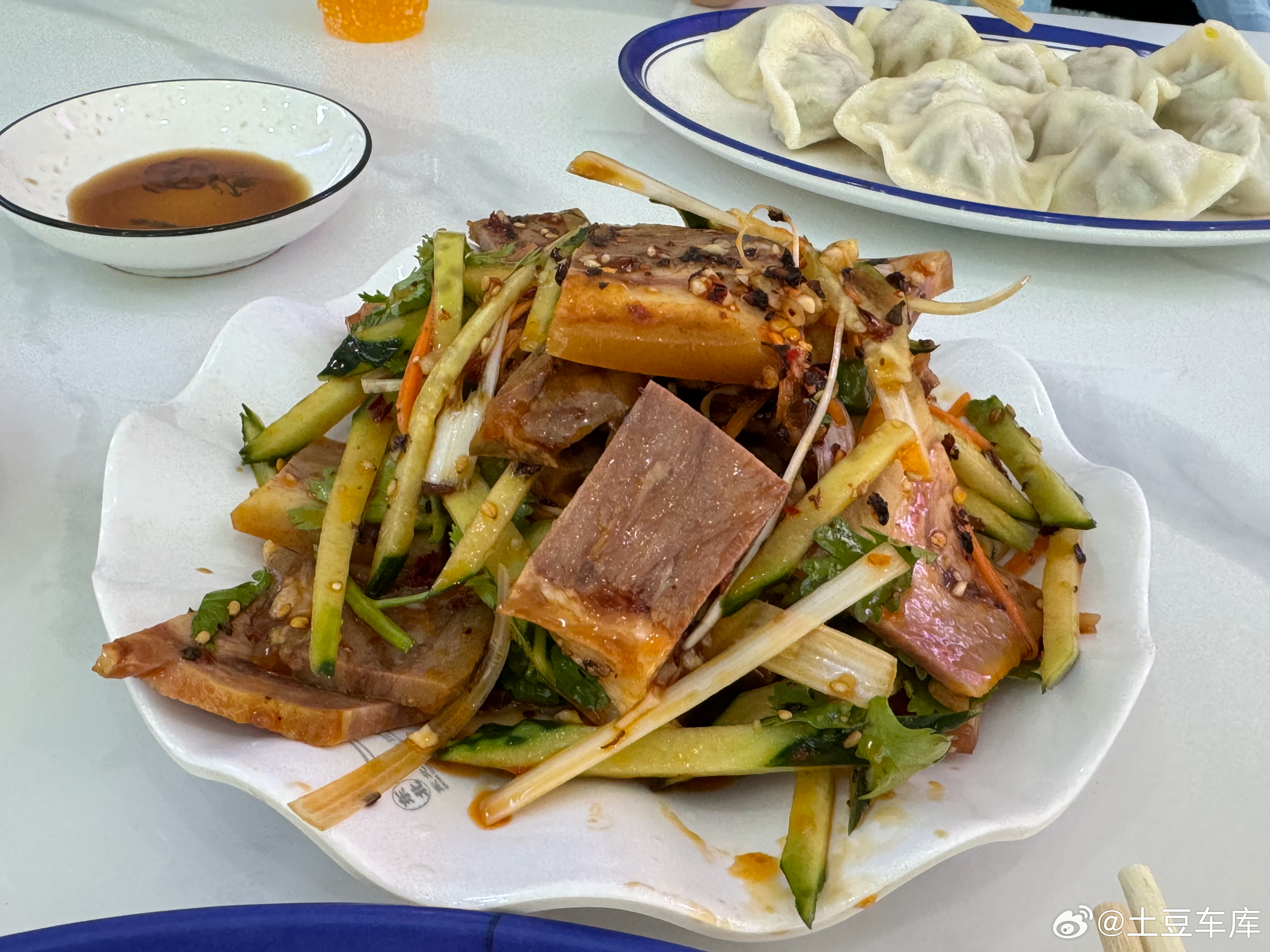昨晚真的太累了终于睡了一个美觉吃一碗饺子+猪头肉真的太爽了！！！太满足 