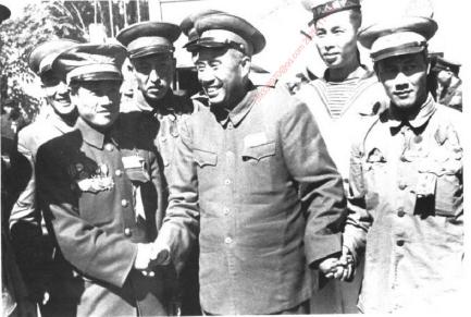 朱德同出席全国战斗英雄代表会的中国人民解放军陆、海、空三军英雄模范在一起(195