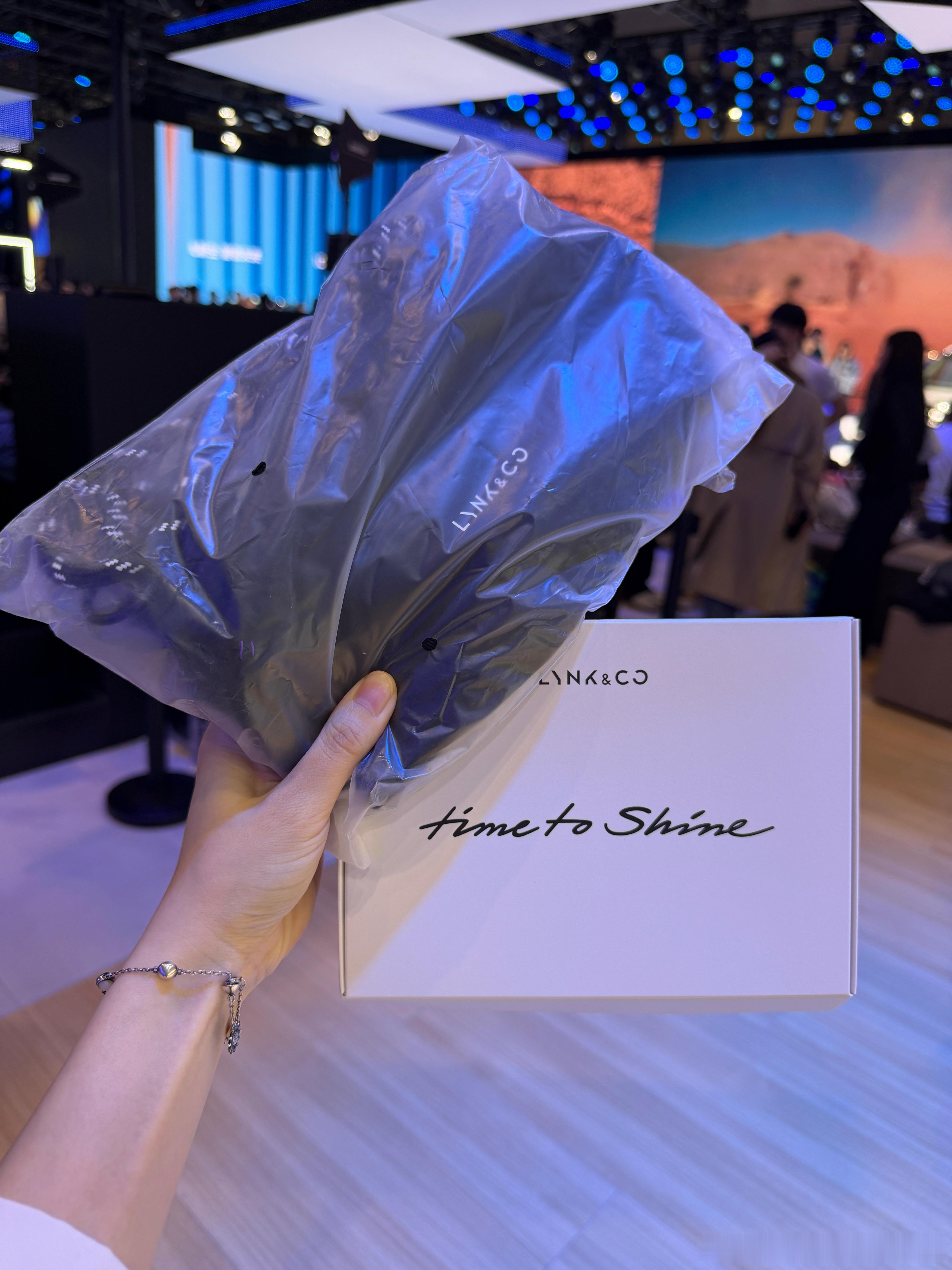 微博抽奖 给大家抽个奖！今天领克概念车首秀给的化妆包和相框，5天开。谁要🙋20