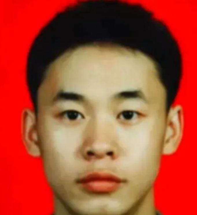 1995 年，19岁战士梁强坐大巴返回部队，途中司机装汽油的时候意外发生了，一瞬