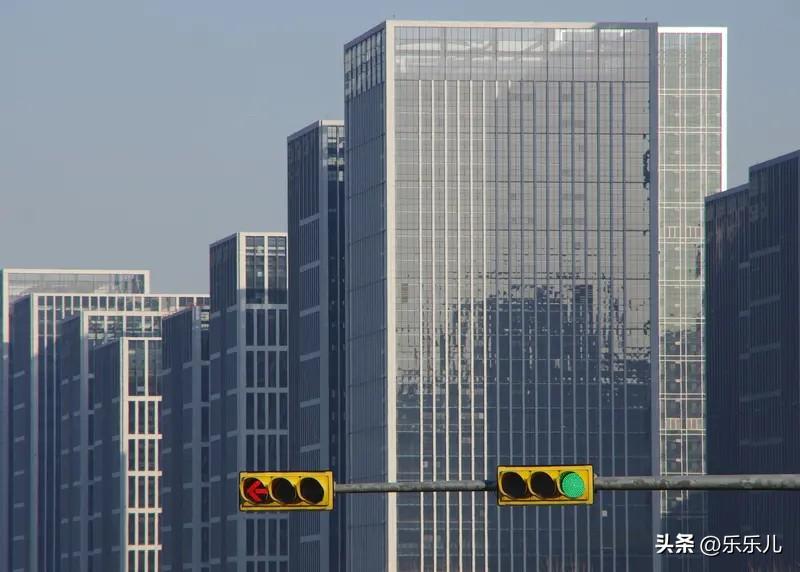现在楼市最大问题：一线、强二线城市楼市需求端迟迟不敢彻底放开。
 
房价起不来、