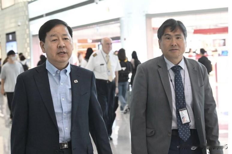尴尬！即使身处高位也自身难保！韩国副总理兼财政经济部长官具润哲在仁川国际机场赶赴