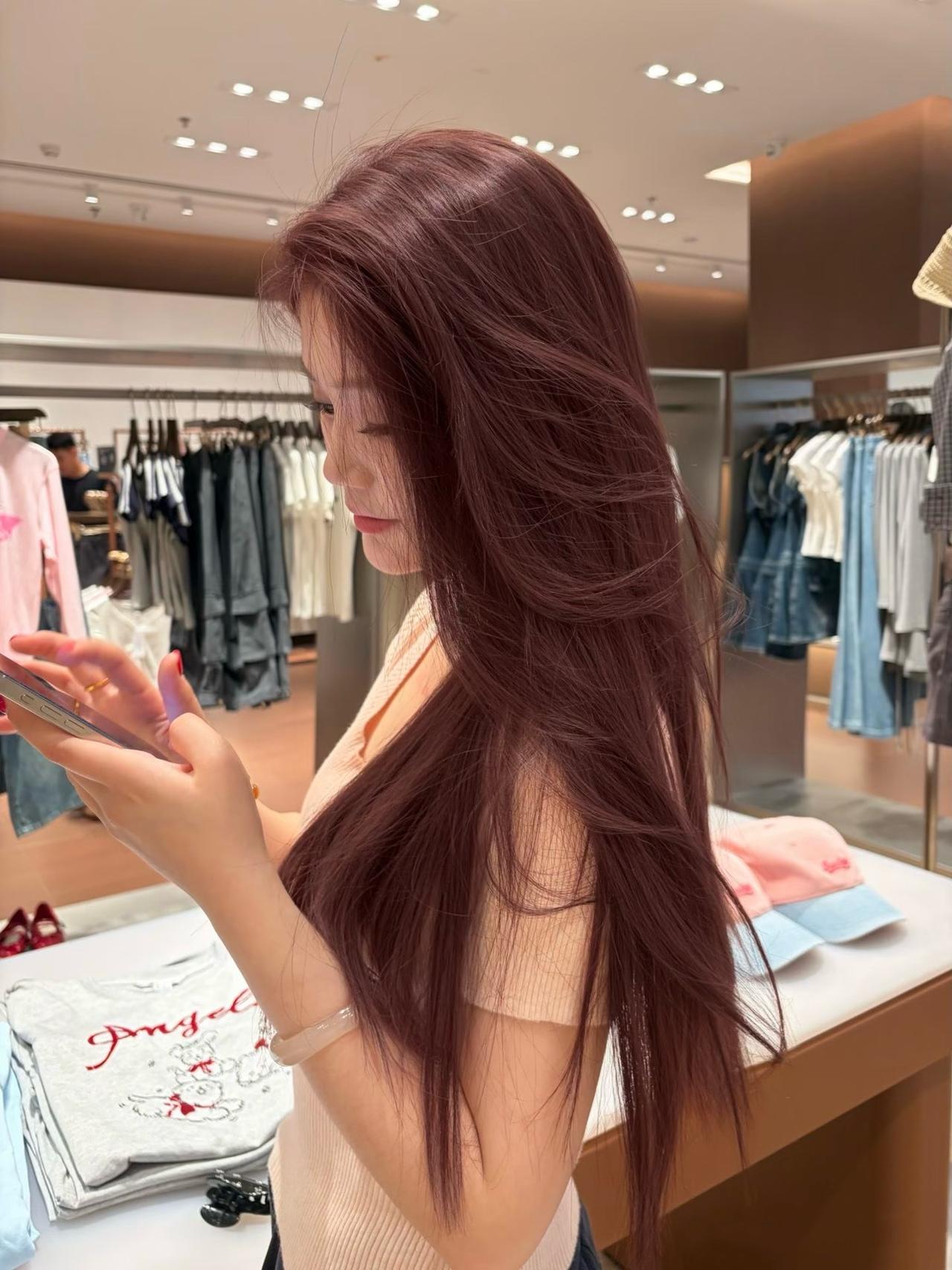 在服装店试穿新衣，手机记录美好瞬间