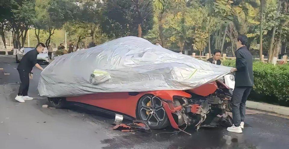 这到底是啥车呀，一出事故就赶紧把车衣给盖上了！ 