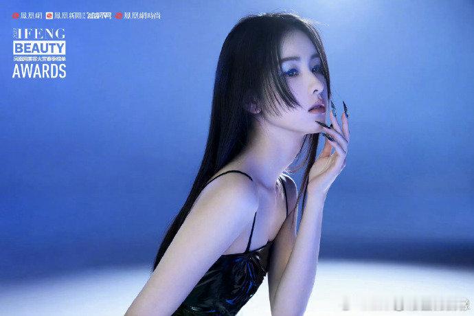 陈都灵[超话]  陈都灵公主切 陈都灵公主切新造型，未来感爆棚又不失甜美，简直是