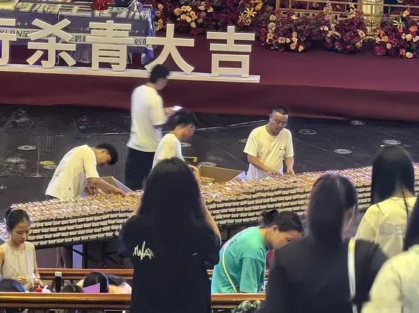 王鹤棣谢景行杀青给粉丝安排了最舒服的逆应援，妈妈和小侄女也在现场帮忙，粉丝就乖乖